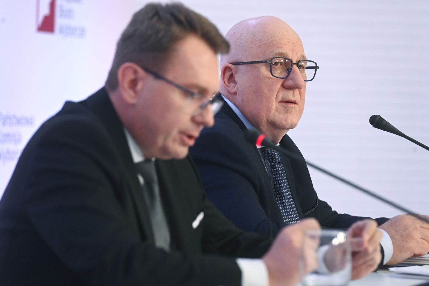 Na zdjęciu przewodniczący Państwowej Komisji Wyborczej (PKW) Sylwester Marciniak (po prawej) oraz sekretarz PKW Rafał Tkacz (po lewej)