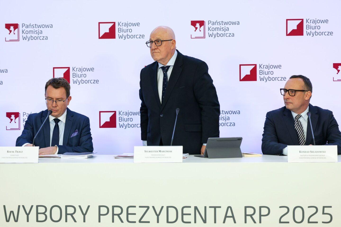 Od prawej: zastępca przewodniczącego PKW Konrad Składowski, przewodniczący PKW Sylwester Marciniak oraz sekretarz PKW Rafał Tkacz