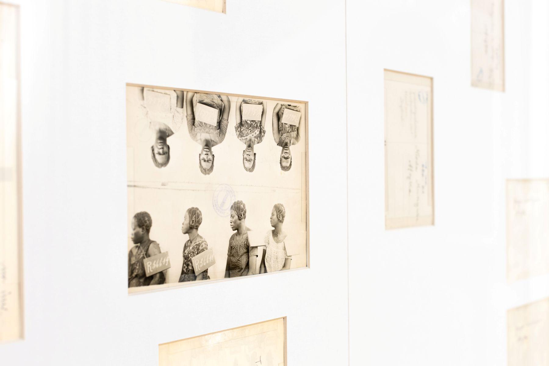 Zdjęcie podpisane jako „Typy mu**yńskie, Afryka”, wystawa „Wybielanie”