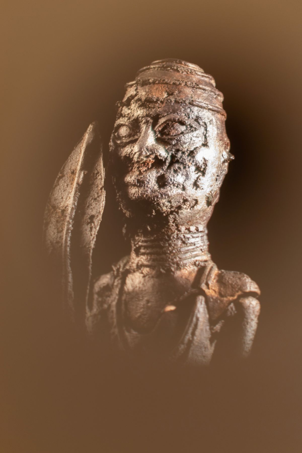 Fotografia brązu z Beninu, prezentowana wcześniej na wystawie „Afrykańskie wystawy, azjatyckie drogi” w PME. Rzeźba była depozytem z prywatnej kolekcji Ryszarda Bojarskiego. Depozyt został wycofany w 2024 roku. Wystawa „Wybielanie”