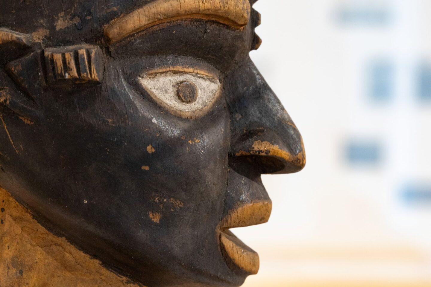 Rzeźba przywieziona z Kamerunu przez Stefana Szolca-Rogozińskiego i Leopolda Janikowskiego pod koniec XIX wieku, wystawa „Wybielanie”, Państwowe Muzeum Etnograficzne w Warszawie