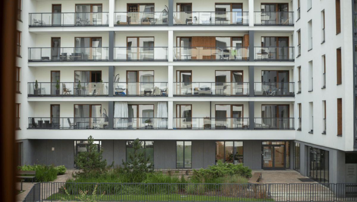 Zdjęcie przedstawia blok mieszkaniowy