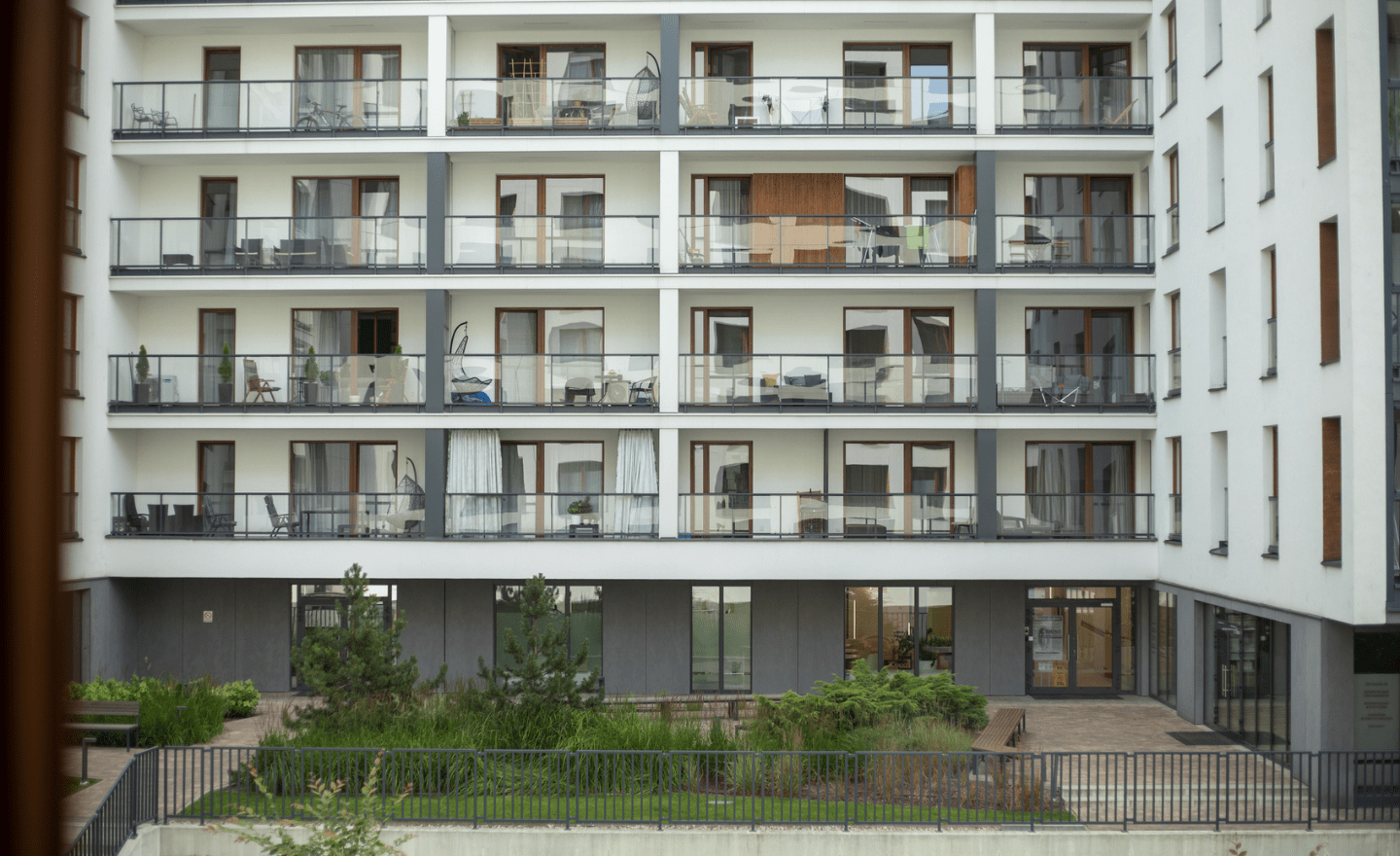 Zdjęcie przedstawia blok mieszkaniowy