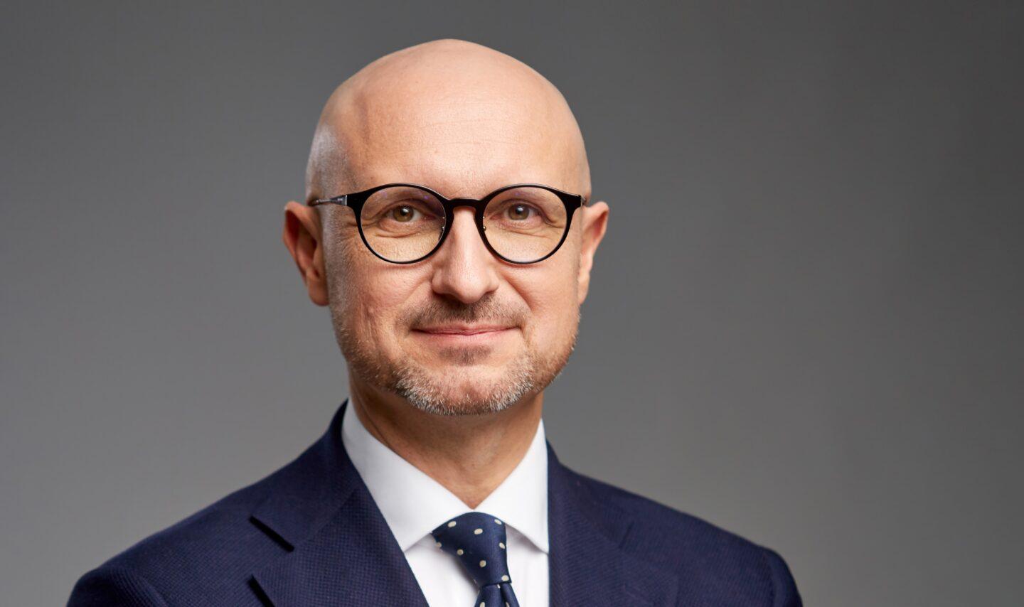 - Mamy lokalne oddziały za granicą, które rozwija zespół LipCo Foods International. Chcemy działać na rynkach międzynarodowych jak podmioty lokalne. W myśl zasady: „first make friends, then business”, przed rozpoczęciem współpracy stawiamy na budowanie relacji i zrozumienie lokalnych warunków rynkowych - mówi Piotr Her, prezes SuperDrob, członek zarządu LipCo Foods./ fot. materialy prasowe