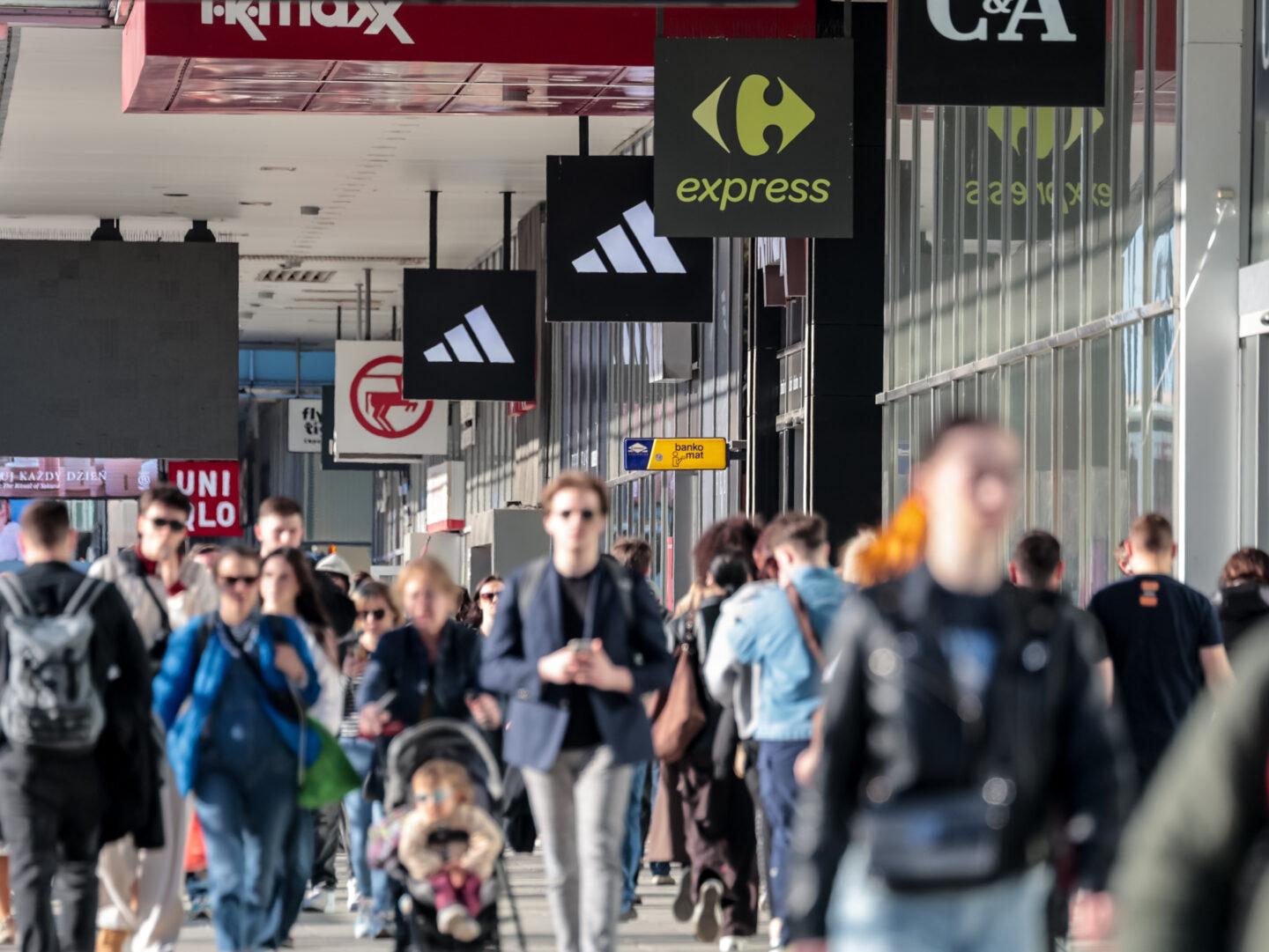 Na zdjęciu z kwietnia 2025 r. przechodnie w centrum Warszawy