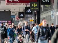 Na zdjęciu z kwietnia 2025 r. przechodnie w centrum Warszawy