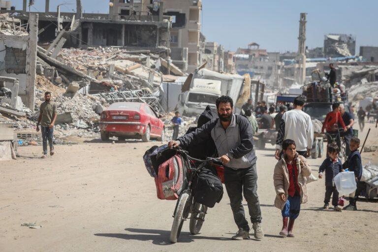 Zdjęcie przedstawia Palestyńczyków uciekających z rejonu Bajt Lahij przed atakami Izraela