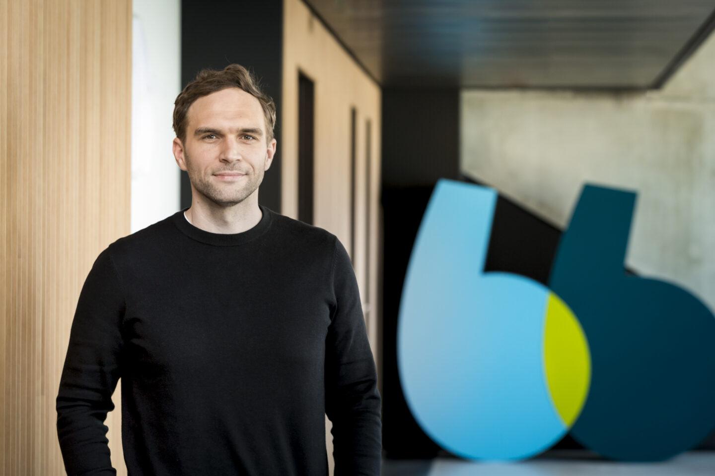 Na zdjęciu Olgierd Szyłejko, trzymający w ręku miniaturowy samochodzik.