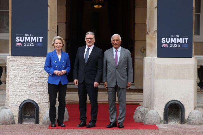 Na zdjęciu premier Wielkiej Brytanii Keir Starmer (w środku), przewodnicząca Komisji Europejskiej (KE) Ursula von der Leyen (po lewej) i przewodniczący Rady Europejskiej Antonio Costa (po prawej)