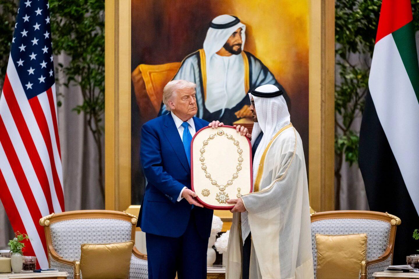 Na zdjęciu prezydent ZEA Mohamed bin Zayed Al Nahyan (po prawej), prezentujący prezydentowi USA Donaldowi Trumpowi (po lewej) medal Orderu Zayed