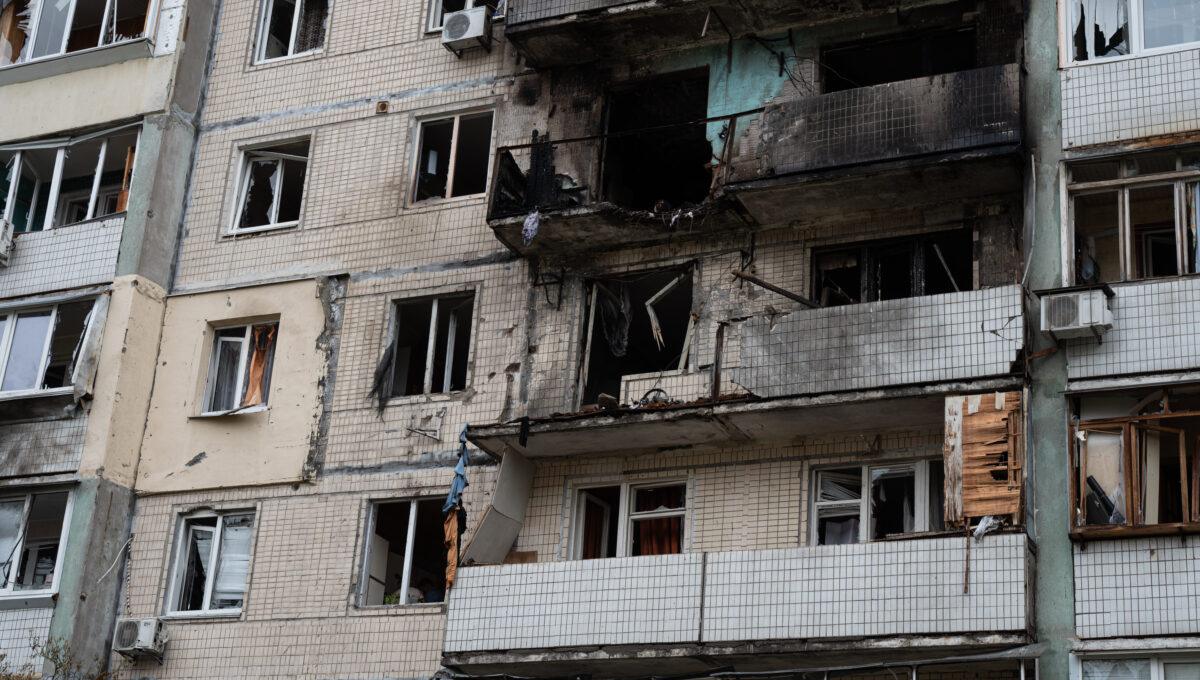 Na zdjęciu budynek mieszkalny w Kijowie uderzony przez rosyjskiego drona