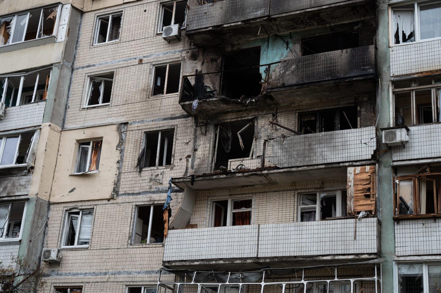 Na zdjęciu budynek mieszkalny w Kijowie uderzony przez rosyjskiego drona