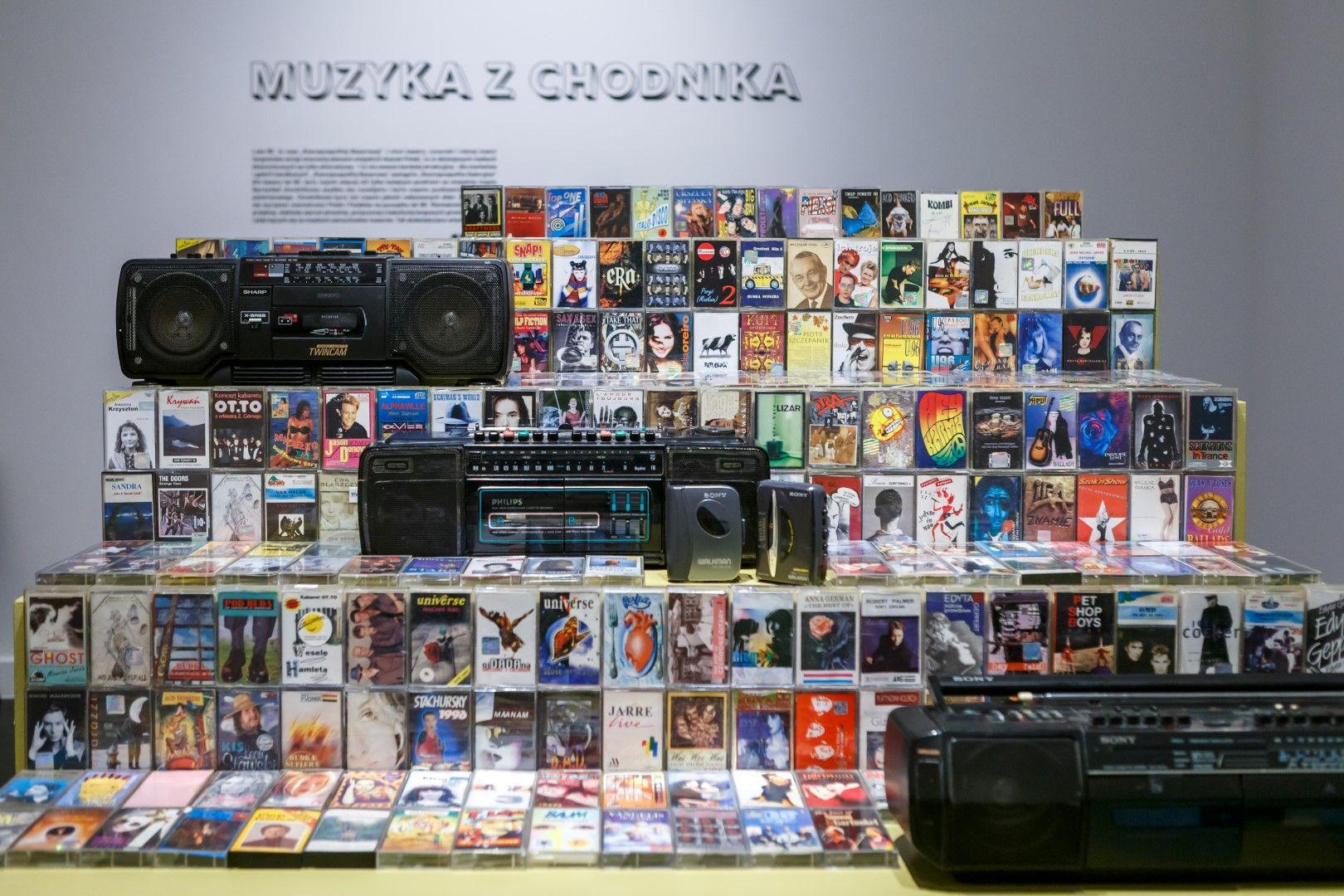 Wystawa "Najntisy Forever! Popkultura w Polsce lat 90.” w Centrum Kultury Zamek w Poznaniu.