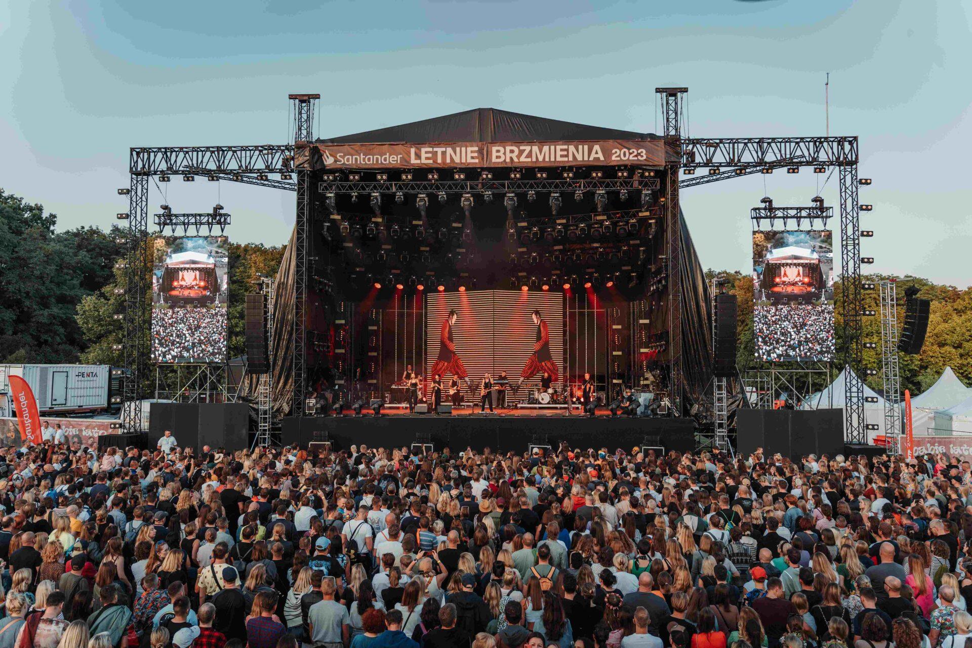 Krzysztof Zalewski śpiewa Niemena podczas koncertu Santander Letnie Brzmienia Poznań 2023
