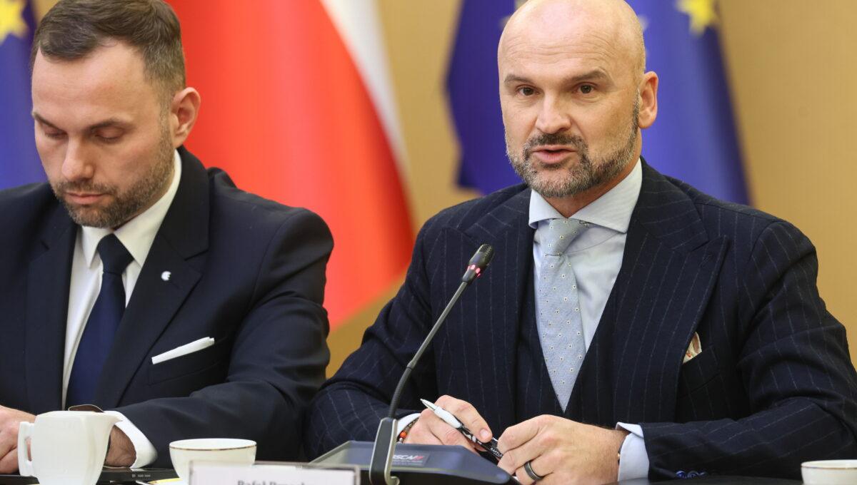 Na zdjęciu z 24 kwietnia 2025 r. koordynator projektu SprawdzaMy Adam Malinowski (z lewej) i pełnomocnik przedsiębiorców ds. deregulacji Rafał Brzoska (z prawej)