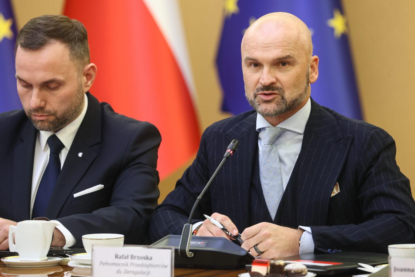 Na zdjęciu z 24 kwietnia 2025 r. koordynator projektu SprawdzaMy Adam Malinowski (z lewej) i pełnomocnik przedsiębiorców ds. deregulacji Rafał Brzoska (z prawej)