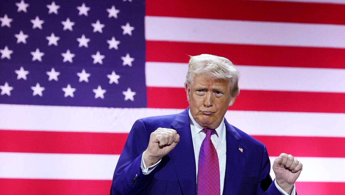 Na zdjęciu prezydent USA Donald Trump na tle amerykańskiej flagi