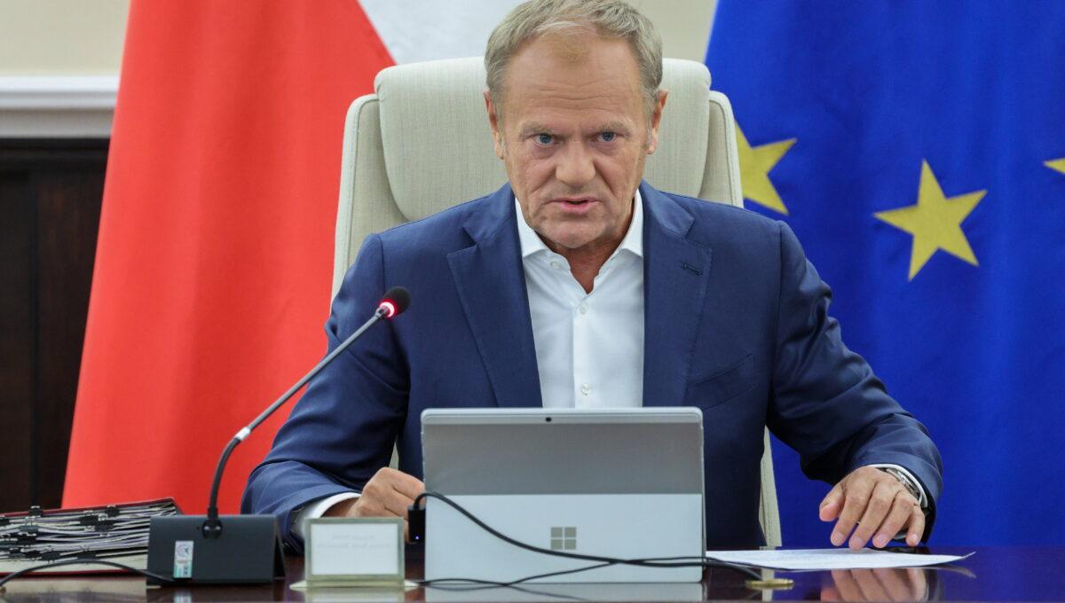 Premier Donald Tusk podczas posiedzenia rządu w siedzibie KPRM w Warszawie, 13 maja 2025 r.