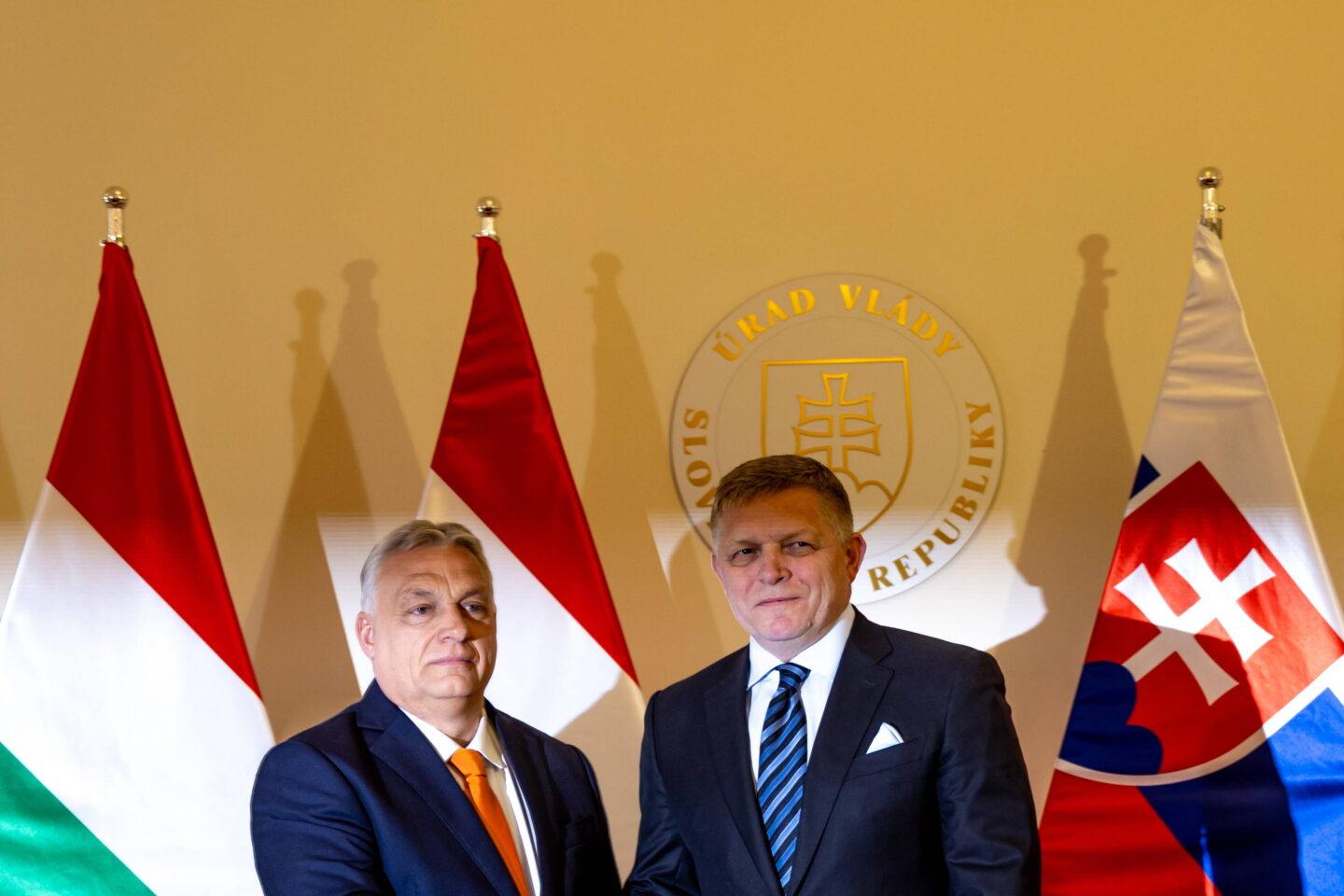 Kierowany przez Viktora Orbána (z lewej) rząd Węgier oraz rząd Słowacji z premierem Robertem Fico na czele sprzeciwiają się pomysłowi Komisji Europejskiej na definitywne odejście od rosyjskich nośników energii. (fot. MARTIN DIVISEK)
