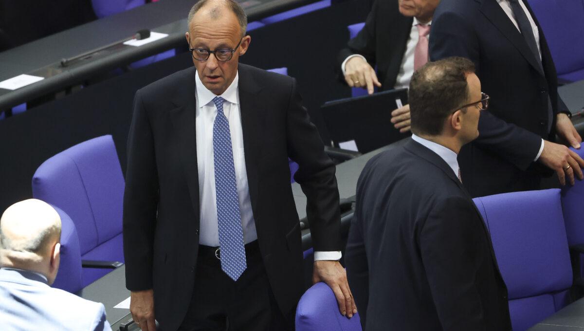 Na zdjęciu Friedrich Merz (w środku) tuż po przegranym głosowaniu w Bundestagu