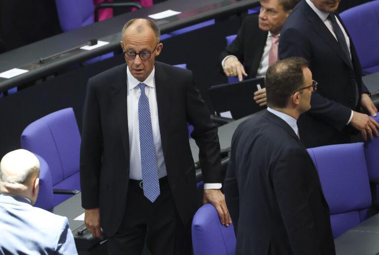 Na zdjęciu Friedrich Merz (w środku) tuż po przegranym głosowaniu w Bundestagu