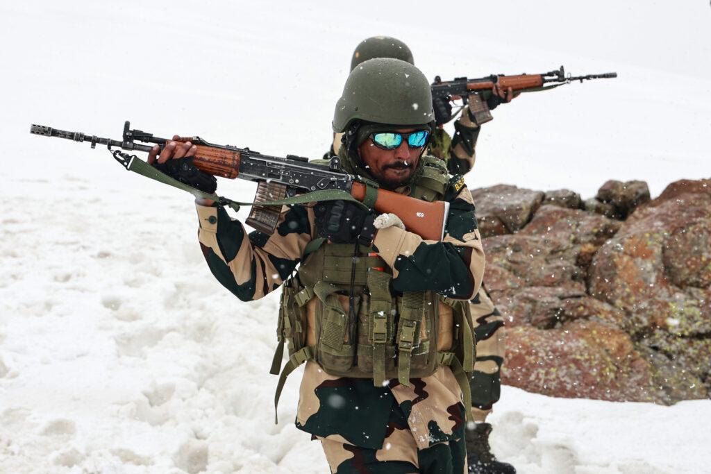 Na zdjęciu patrol indyjskich żołnierzy w północnym Kaszmirze