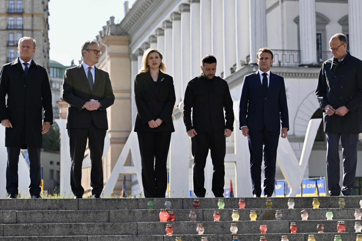 Premier Tusk, premier Starmer, prezydent Zełenski z żoną, prezydent Macron oraz kanclerz Merz na Majdanie Niepodległości.