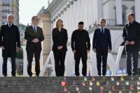 Premier Tusk, premier Starmer, prezydent Zełenski z żoną, prezydent Macron oraz kanclerz Merz na Majdanie Niepodległości.