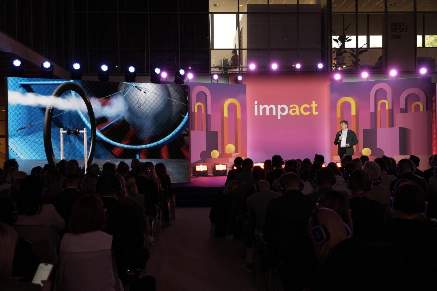 Na zdjęciu Martin Walhert z firmy DT Swiss opowiada o produkcji najszybszego aerodynamicznie koła.