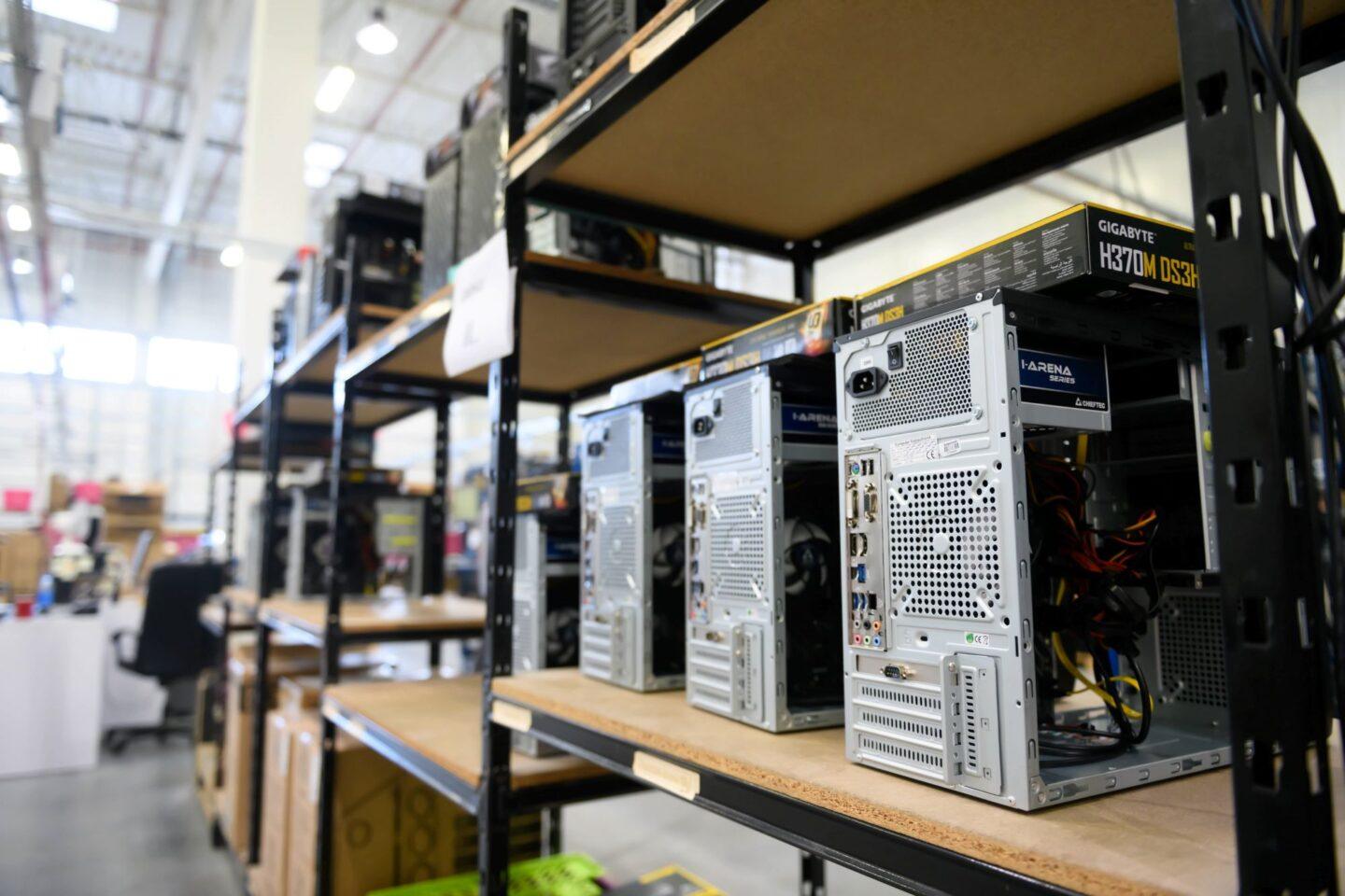 Zdjęcie przedstawia magazyn firmy Komputronik z elektroniką