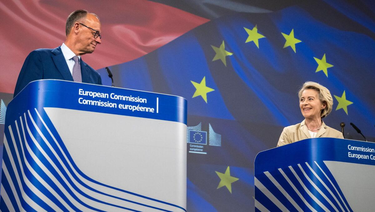 Ursula von der Leyen (z prawej) i Friedrich Merz na spotkaniu z dziennikarzami