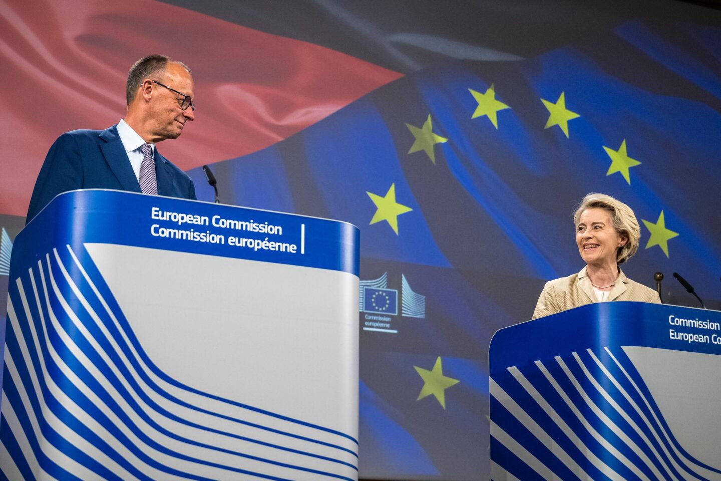 Ursula von der Leyen (z prawej) i Friedrich Merz na spotkaniu z dziennikarzami