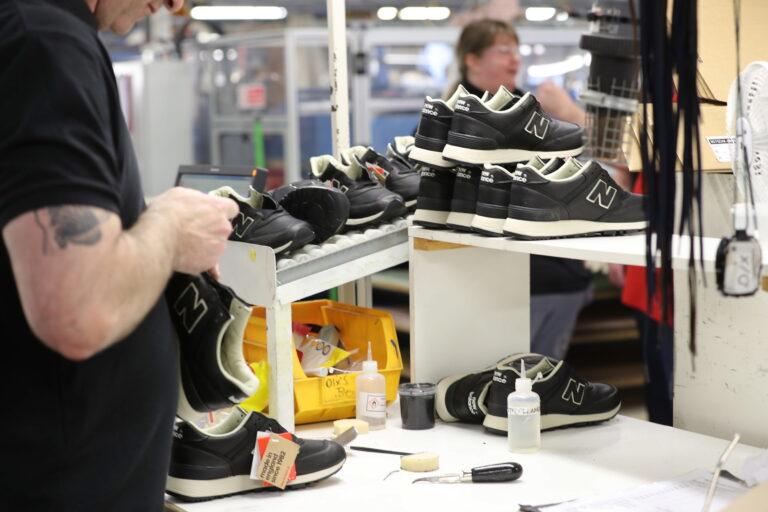 Na zdjęciu fabryka New Balance w Wielkiej Brytanii