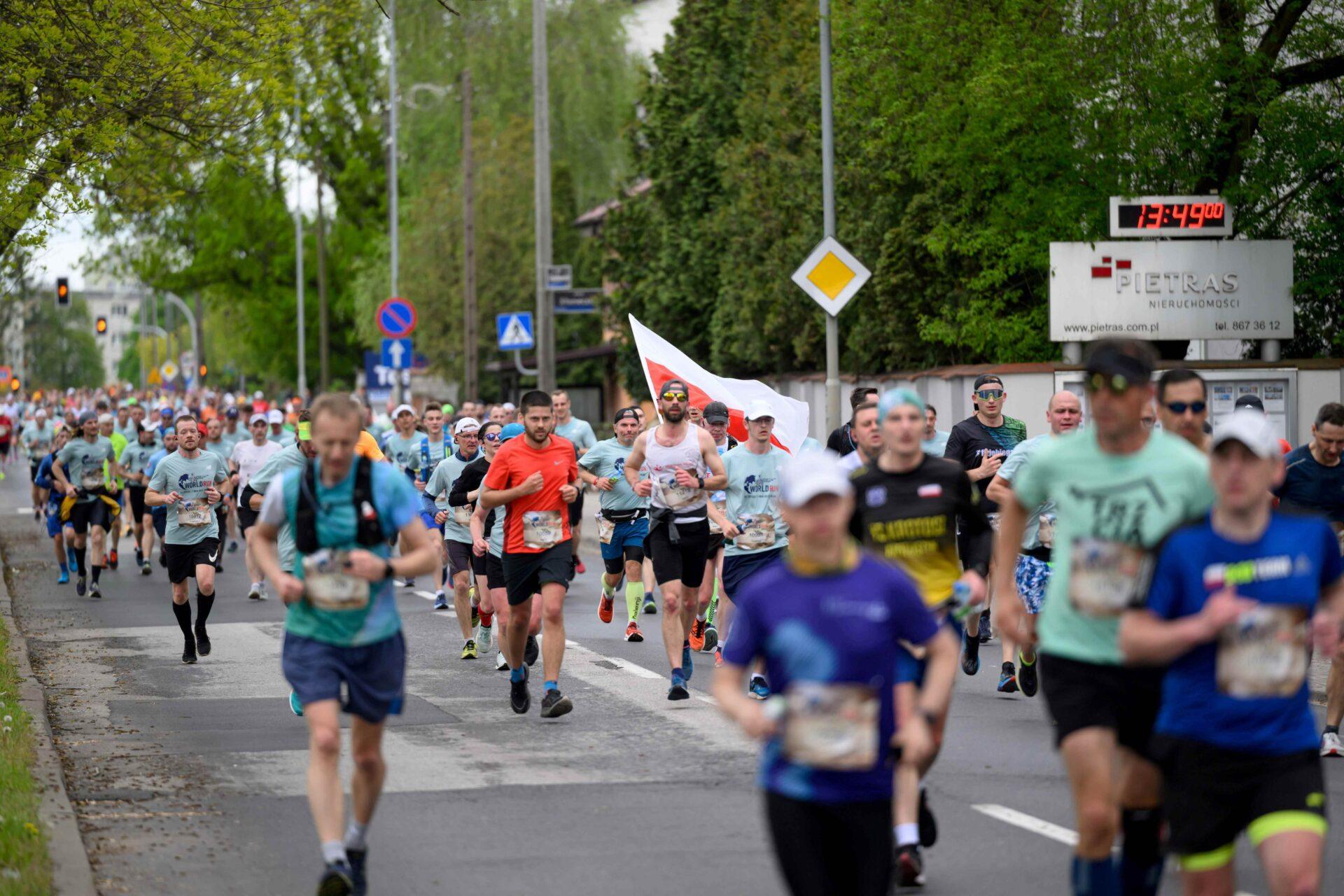 Uczestnicy na trasie charytatywnego 10. biegu "Wings For Life World Run" w Poznaniu