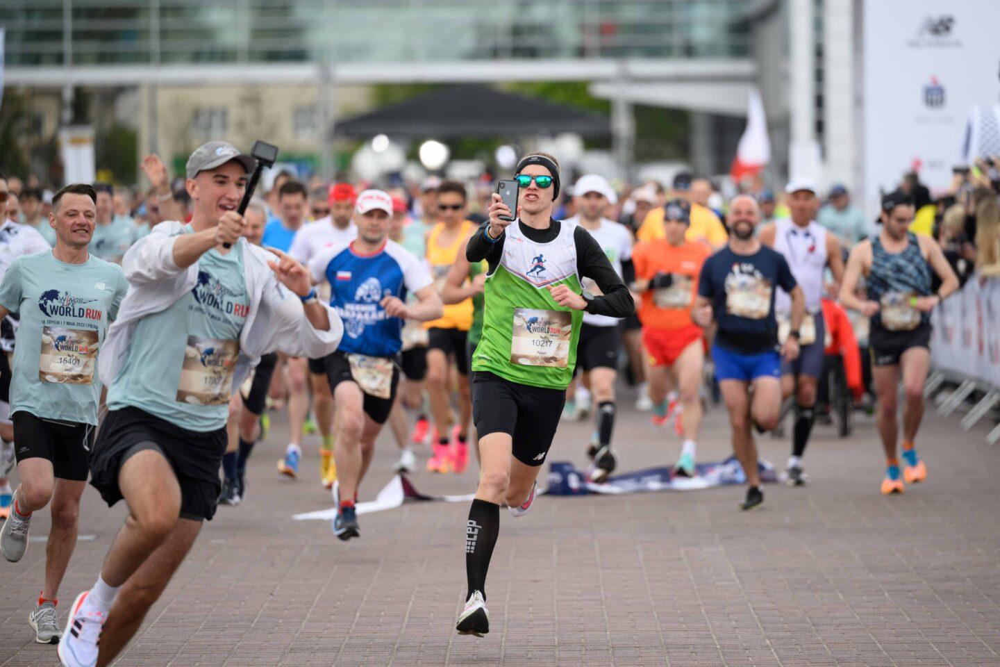 Uczestnicy na trasie charytatywnego 10. biegu "Wings For Life World Run" w Poznaniu
