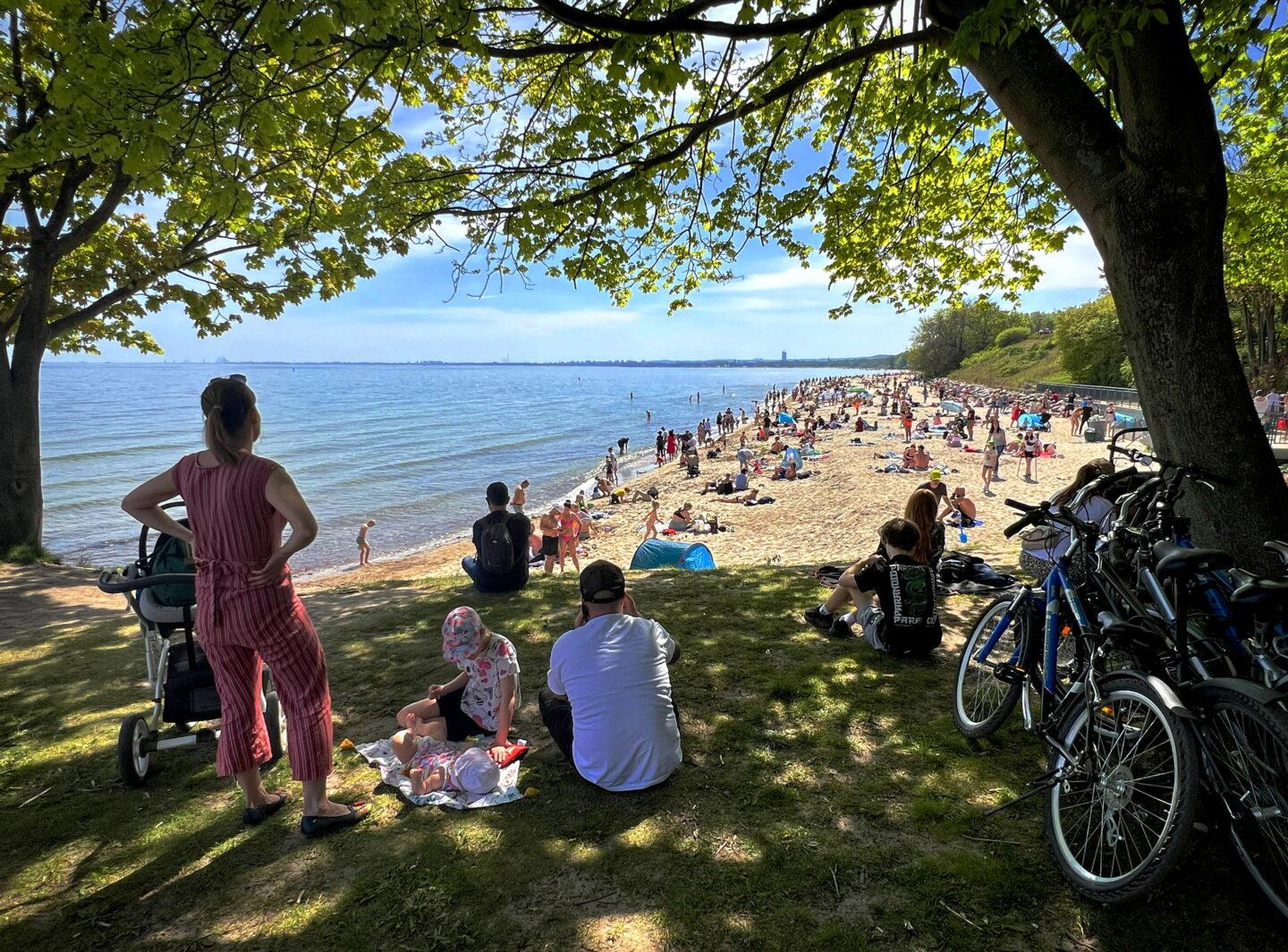 W zeszłym roku Polacy na długi majowy weekend wybierali m.in. spacery po gdyńskiej plaży.