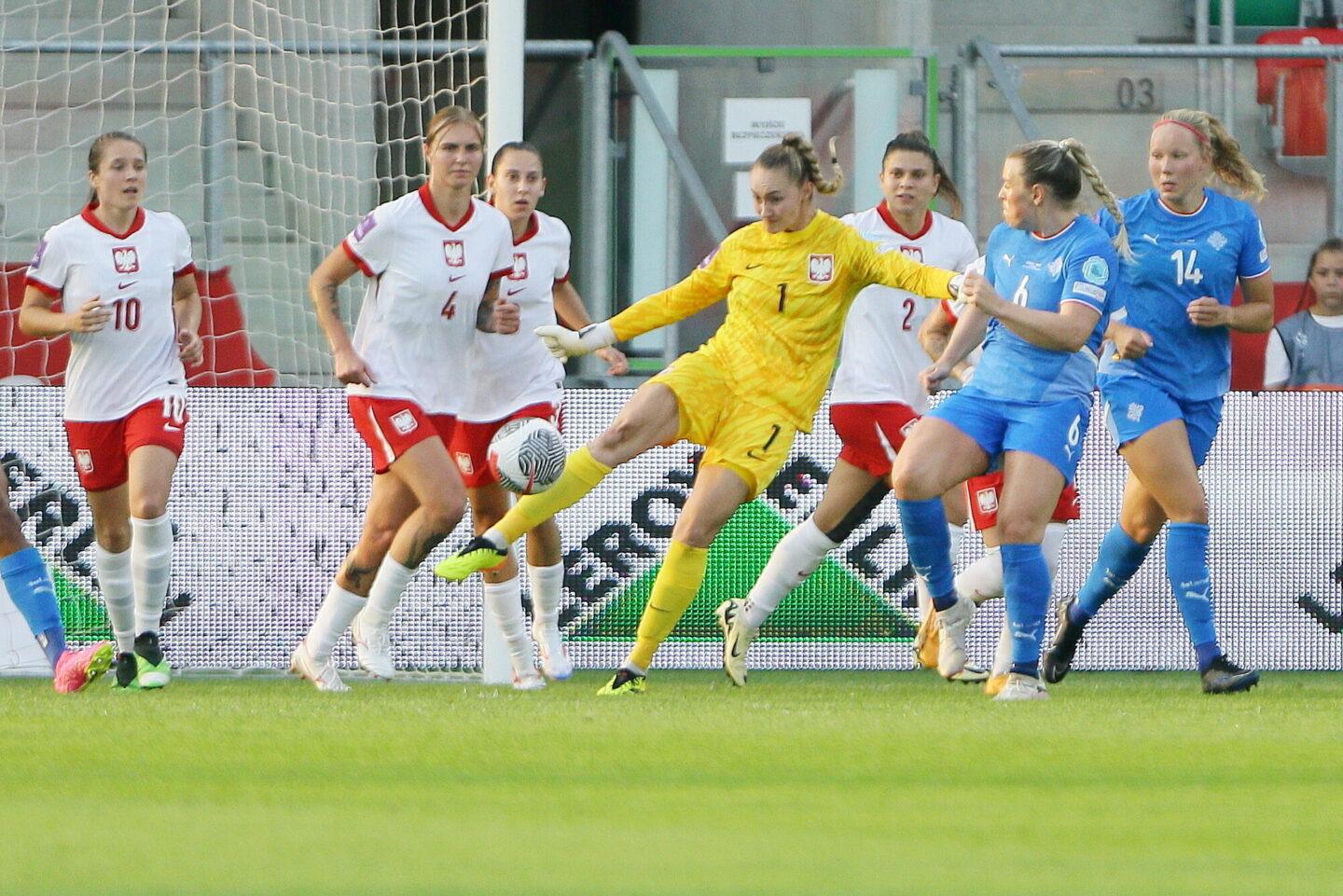 Bramkarka reprezentacji Polski Kinga Szemik podczas meczu eliminacyjnego piłkarskich mistrzostw Europy kobiet z Islandią 16 lipca 2024 r.