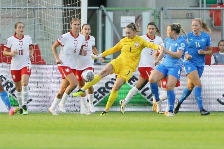 Bramkarka reprezentacji Polski Kinga Szemik podczas meczu eliminacyjnego piłkarskich mistrzostw Europy kobiet z Islandią 16 lipca 2024 r.
