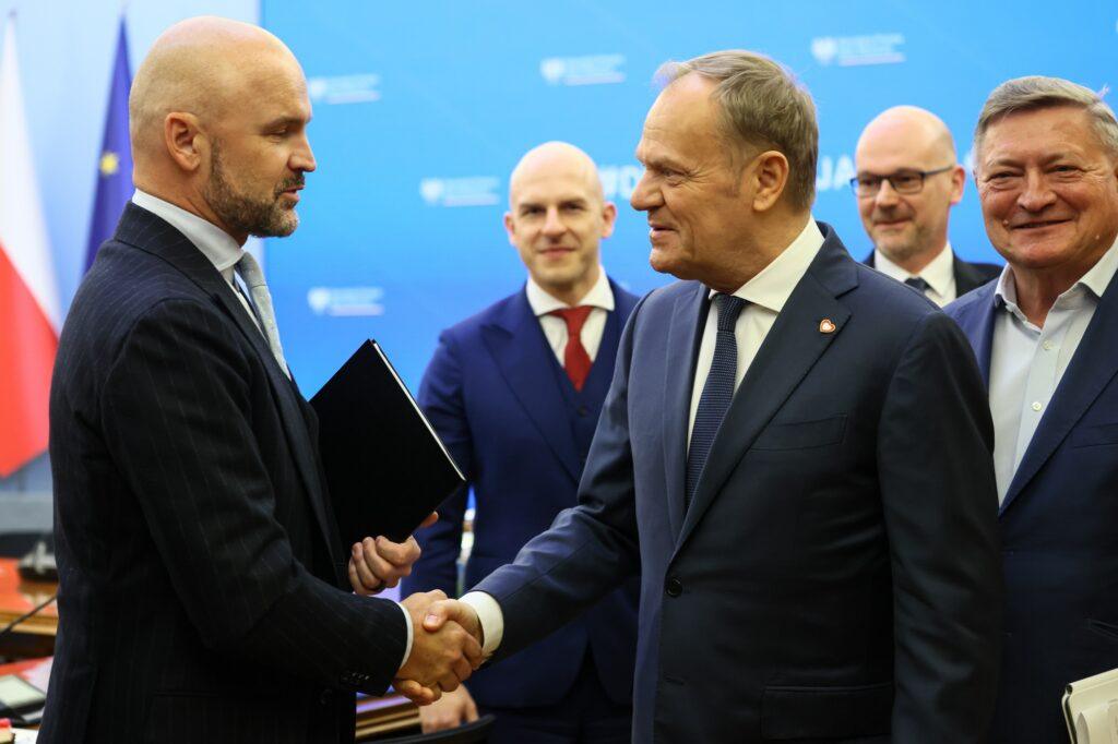 Premier Donald Tusk, prezes Polskiej Rady Biznesu Wojciech Kostrzewa i pełnomocnik przedsiębiorców ds. deregulacji Rafał Brzoska po marcowym spotkaniu z przedstawicielami strony społecznej w sprawie deregulacji w Kancelarii Prezesa Rady Ministrów w Warszawie