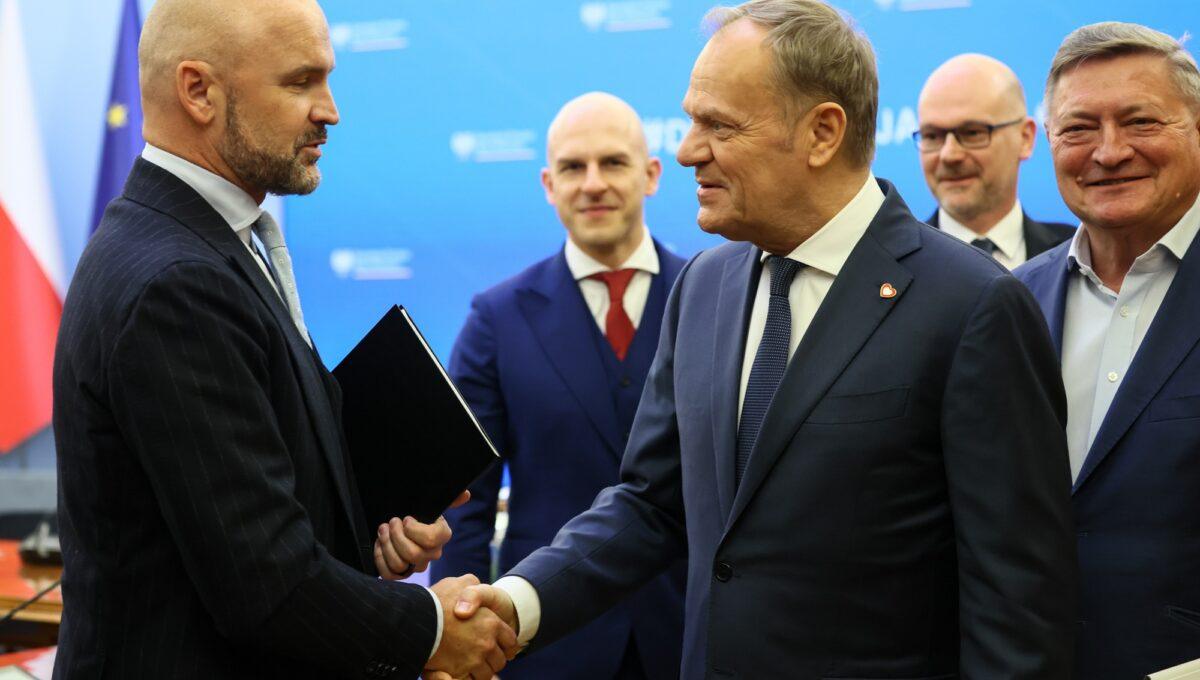 Premier Donald Tusk, prezes Polskiej Rady Biznesu Wojciech Kostrzewa i pełnomocnik przedsiębiorców ds. deregulacji Rafał Brzoska po marcowym spotkaniu z przedstawicielami strony społecznej w sprawie deregulacji w Kancelarii Prezesa Rady Ministrów w Warszawie