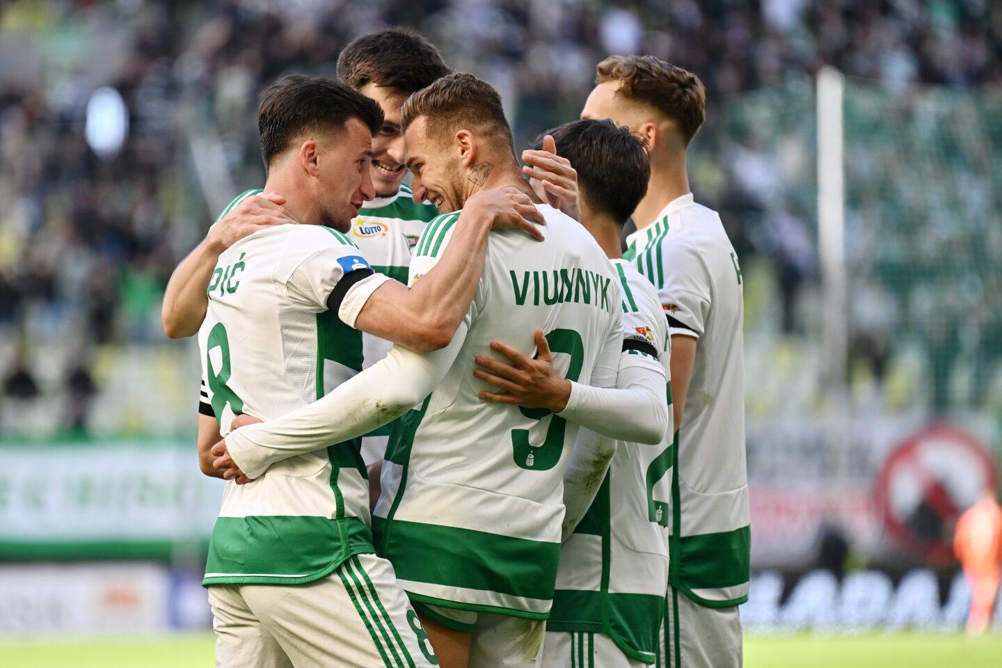 Gdañsk, 26.04.2025. Zawodnik Lechii Gdañsk Bohdan Viunnyk (C) cieszy się z bramki zdobytej podczas meczu 30. kolejki piłkarskiej Ekstraklasy z Piastem Gliwice.