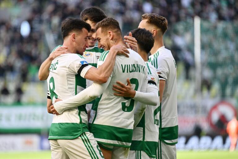Gdañsk, 26.04.2025. Zawodnik Lechii Gdañsk Bohdan Viunnyk (C) cieszy się z bramki zdobytej podczas meczu 30. kolejki piłkarskiej Ekstraklasy z Piastem Gliwice.
