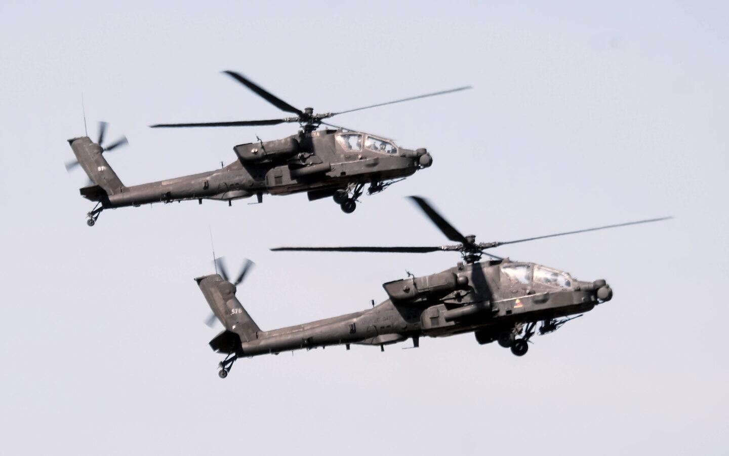 Na zdjęciu 2 śmigłowce Apache