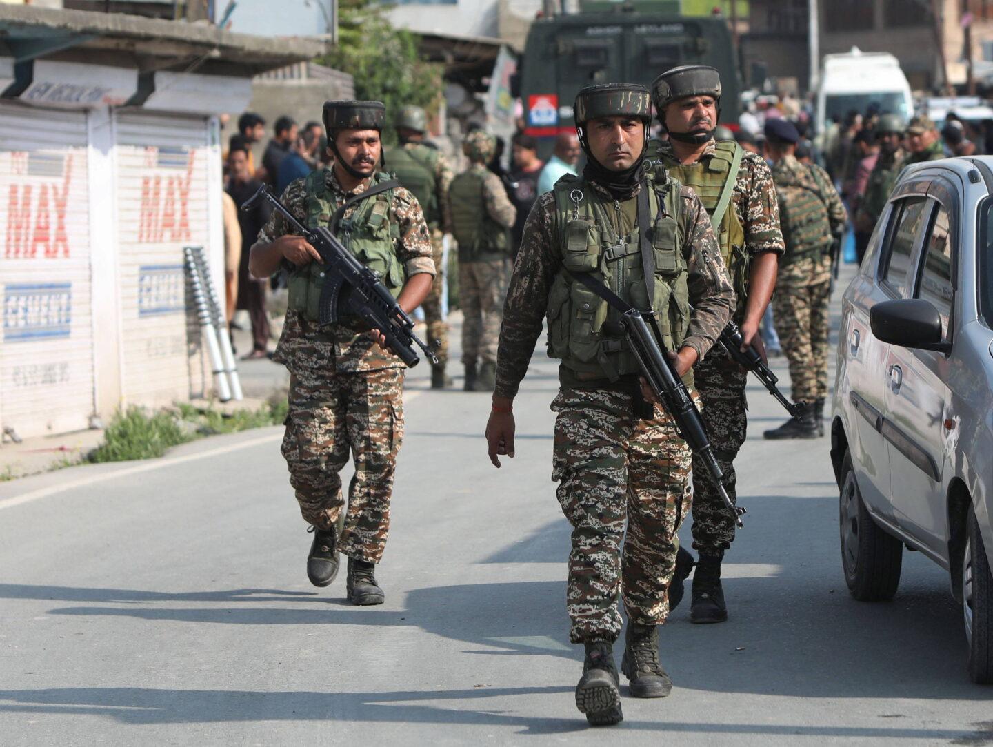 Zdjęcie przedstawia indyjskich żołnierzy