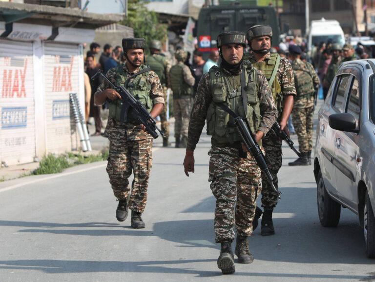 Zdjęcie przedstawia indyjskich żołnierzy