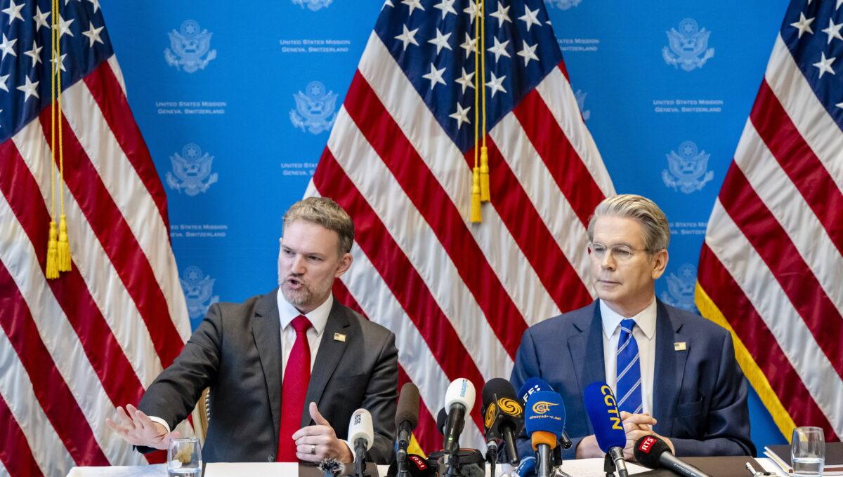 Przedstawiciel USA ds. handlu Jamieson Greer (po lewej) i sekretarz Skarbu USA Scott Bessent (po prawej) podczas konferencji w Genewie po rozmowach USA-Chiny