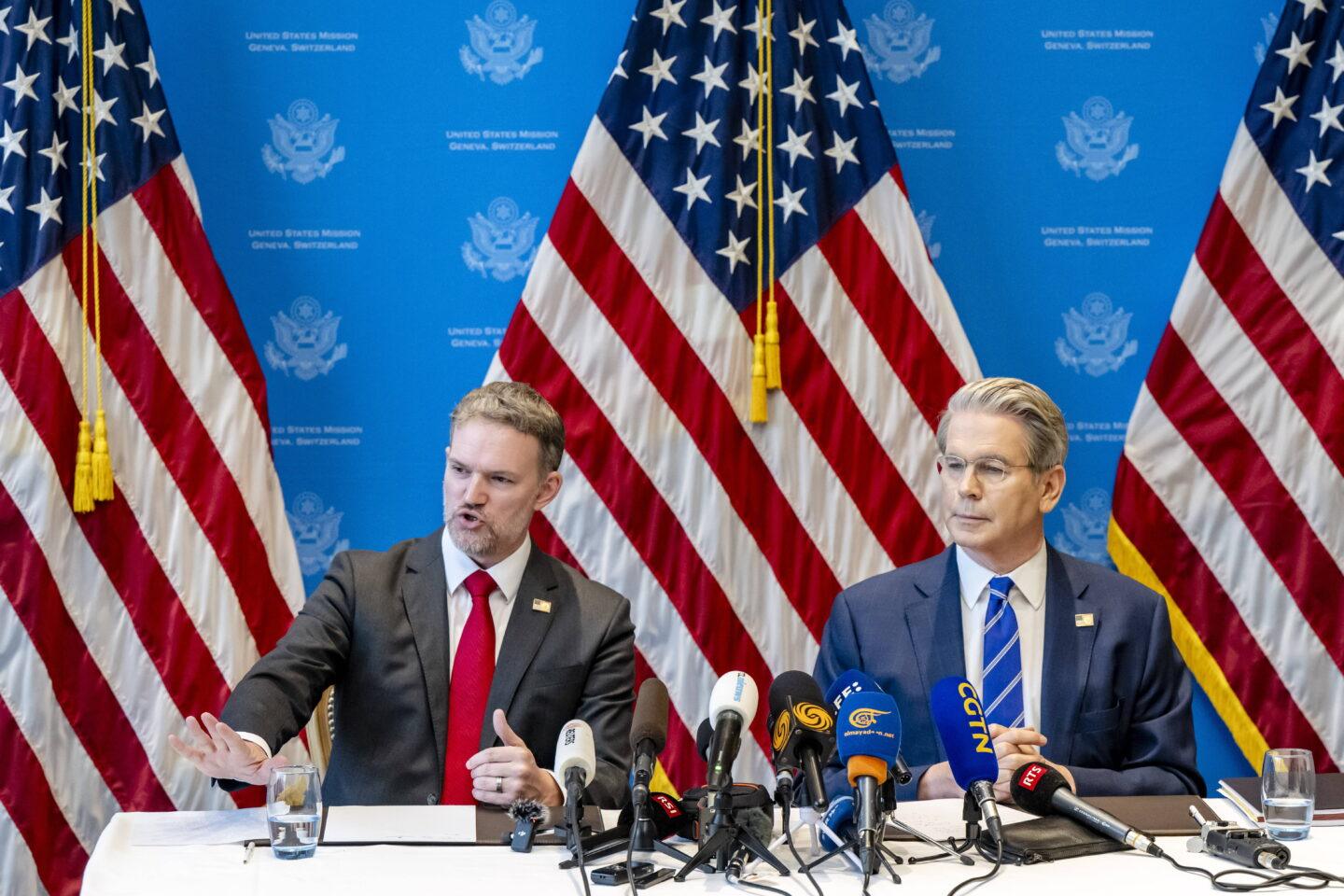 Przedstawiciel USA ds. handlu Jamieson Greer (po lewej) i sekretarz Skarbu USA Scott Bessent (po prawej) podczas konferencji w Genewie po rozmowach USA-Chiny