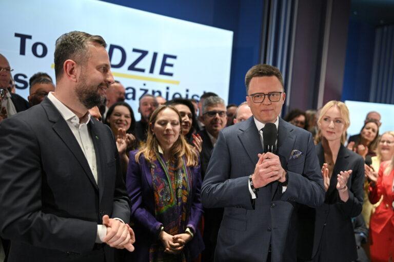 PSL w pierwszej turze wyborów poparło Szymona Hołownię. W drugiej udzieli Na zdjęciu po lewej wicepremier i minister obrony narodowej Władysław Kosiniak-Kamysz, po prawej marszałek Sejmu Szymon Hołownia, na tle sztabu wyborczego Hołowni