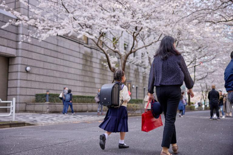 Na zdjęciu uczennica z tradycyjnym randoseru w Tokio