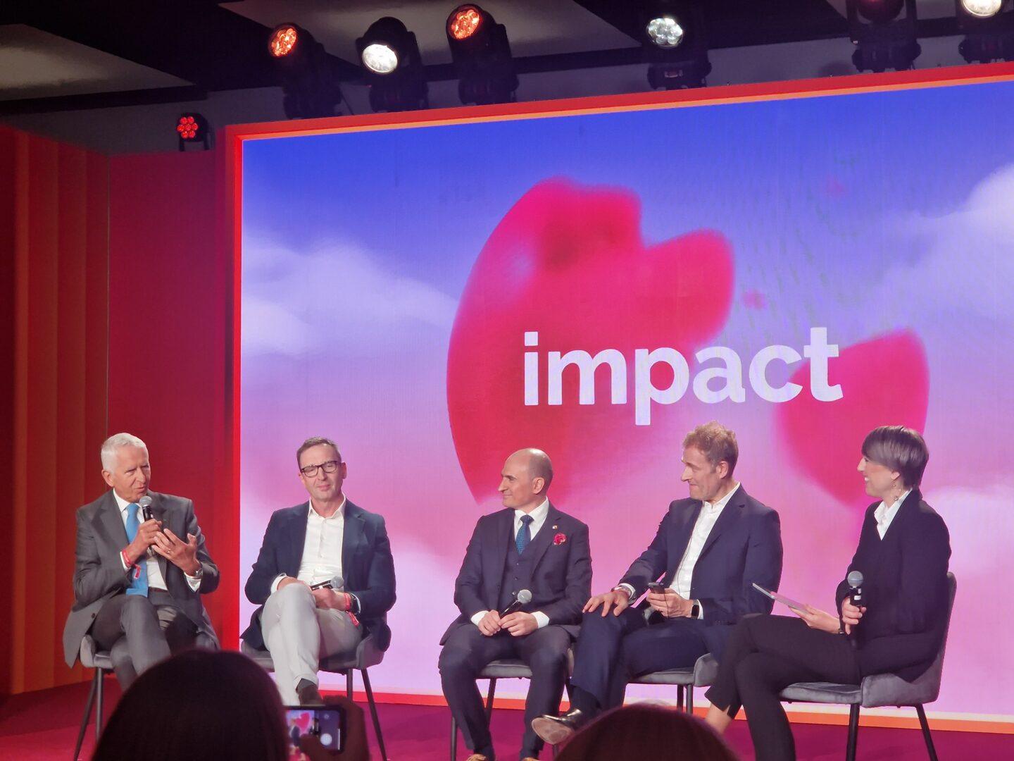 Impact'25. Na zdjęciu od lewej: Henryk Kwapisz (Saint-Gobain), Damian Ragan (Credit Agricole), Luiz Hanania (Grupa Veolia), Valery Gaucherand (L’Oréal), Joanna Jaroch-Pszeniczna (Francusko-Polska Izba Gospodarcza – moderatorka debaty). Źródło: Impact'25.